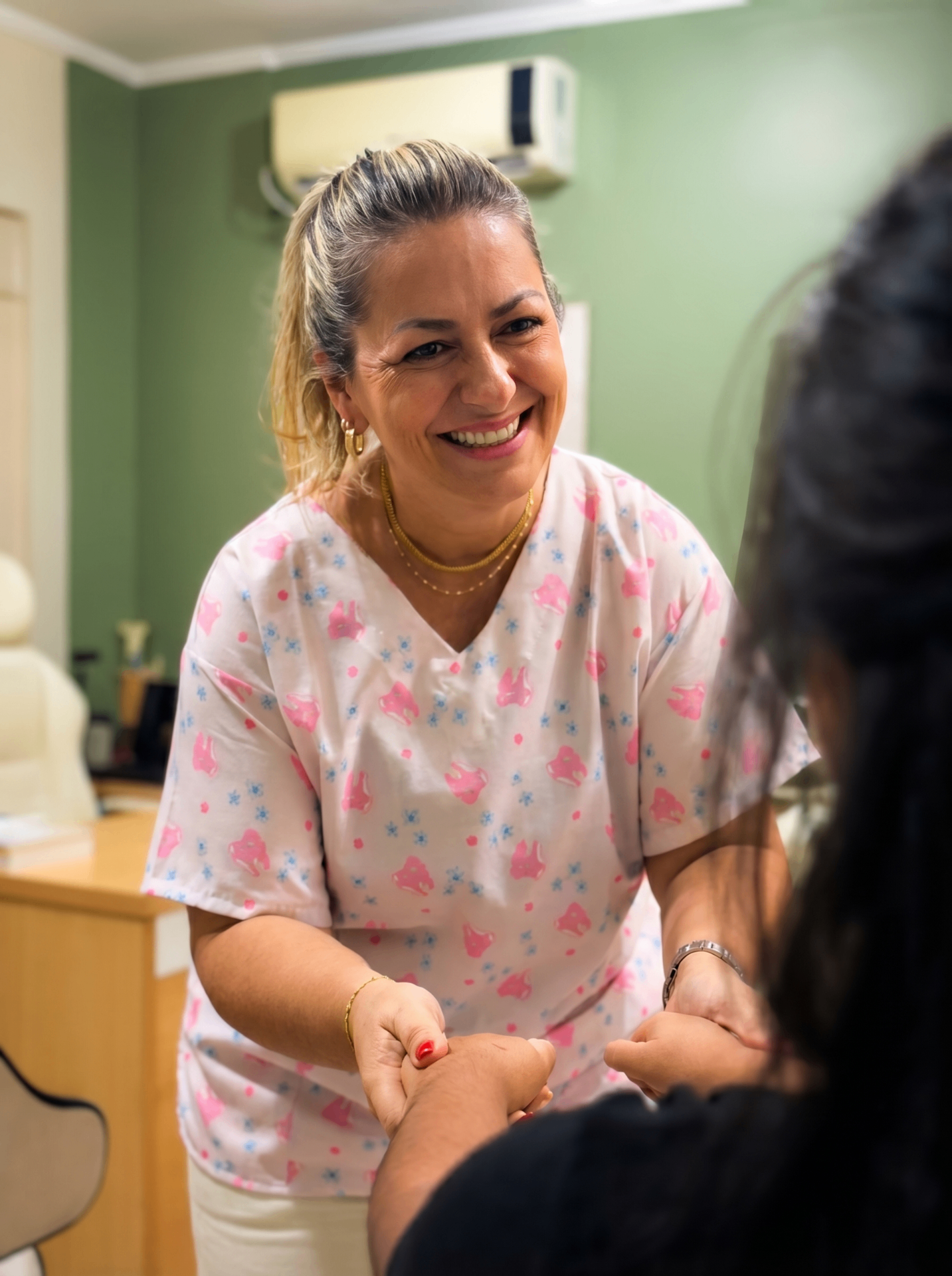 Dra. Lílian Abrão realizando atendimento odontológico